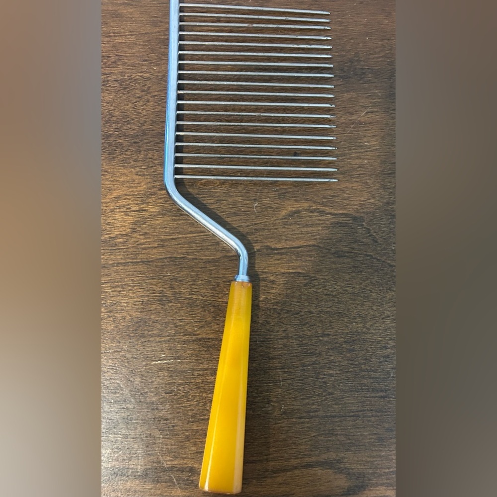 Vintage Retro Comb Angel Food Cake Cutter Slicer with Yellow Bakelite Handle